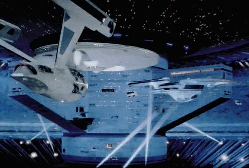 Pokozen ale funkn Enterprise A opout nepovolen dok. (Vzadu prototyp lodi Excelsior)