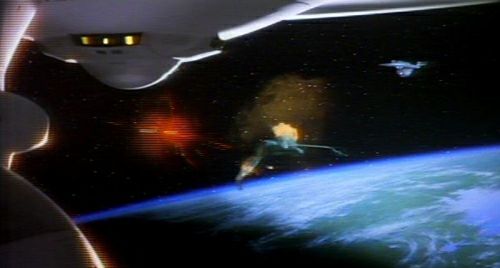 Enterprise a Excelsior (vzadu) stlej na klingoneskho Dravce